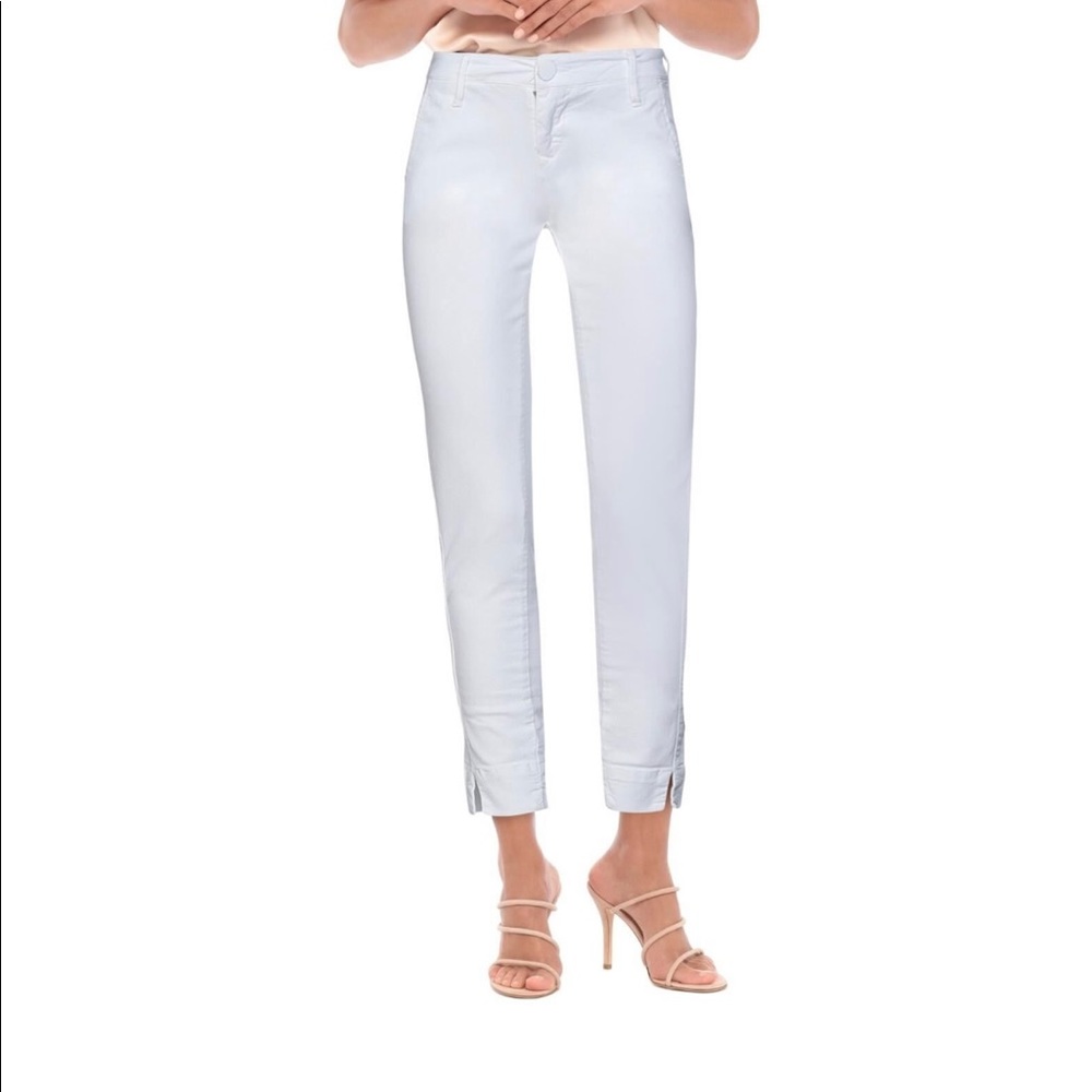 Zero Zero white jeans
New with tags